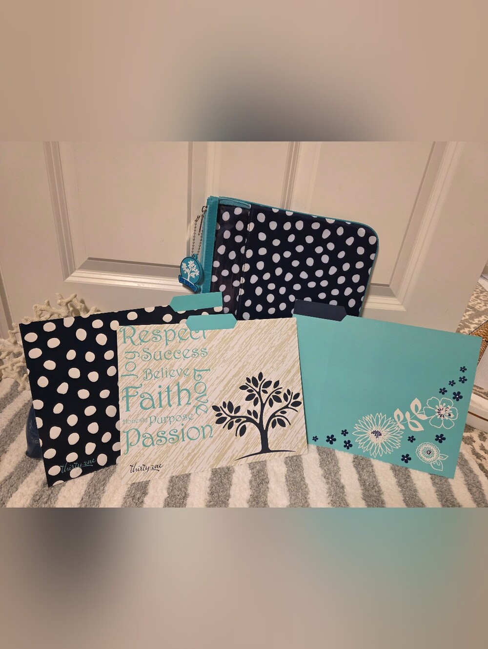 Thirty One NIB Polka Dot Zippered File Organizer With 3 File Folders - NEW